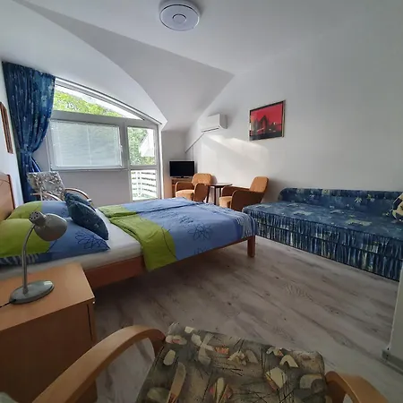 Guest house Arizona Apartman 3*